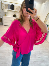Cargar imagen en el visor de la galería, JOLENE - Blusa magenta