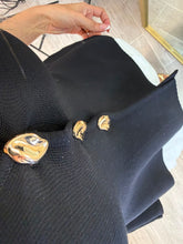 Cargar imagen en el visor de la galería, AMBER - Blusa negra sin mangas