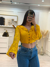 Cargar imagen en el visor de la galería, FAYE - Blusa amarilla botones