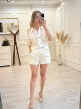 Cargar imagen en el visor de la galería, JESSICA - Set blusa y short beige con blanco