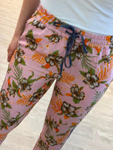 Cargar imagen en el visor de la galería, CONCEPCION - Pantalón rosa estampado tropical