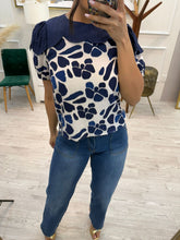 Cargar imagen en el visor de la galería, ROSALINE - Blusa azul estampado