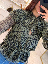 Cargar imagen en el visor de la galería, ACACIA - Blusa verde estampada