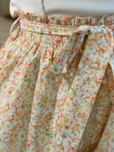 Cargar imagen en el visor de la galería, ARETUSA – Short crema con flores
