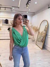 Cargar imagen en el visor de la galería, MARTHA – Body verde satinado cruzado con moños