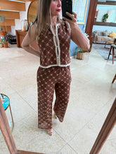 Cargar imagen en el visor de la galería, AVENLY - Set pantalon y chaleco café estampado