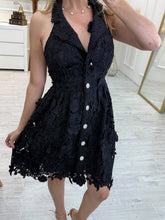 Cargar imagen en el visor de la galería, BENJAMINA - Vestido negro corto