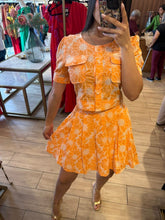 Cargar imagen en el visor de la galería, CHLOE - Set blusa y falda naranja estampado