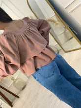 Cargar imagen en el visor de la galería, HELENA – Blusa rosa palo escote cuadrado manga globo