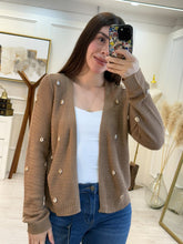 Cargar imagen en el visor de la galería, GARDENIA - Cardigan café con apliques conchita