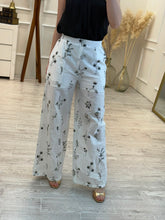 Cargar imagen en el visor de la galería, VIENNA - Pantalón blanco con estampado plantas