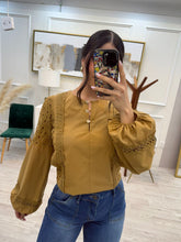 Cargar imagen en el visor de la galería, GRETA - Blusa camel manga larga