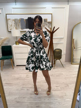 Cargar imagen en el visor de la galería, MOLLY - Vestido corto flores verdes