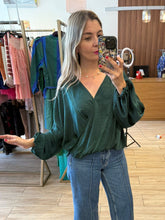 Cargar imagen en el visor de la galería, LIZ - Blusa verde oscuro