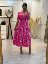 Cargar imagen en el visor de la galería, TORI - Maxi vestido fucsia estampado