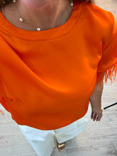 Cargar imagen en el visor de la galería, JOANA - Blusa naranja con plumas
