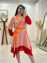 Cargar imagen en el visor de la galería, OCTAVIA - Vestido salmón con rojo y naranja