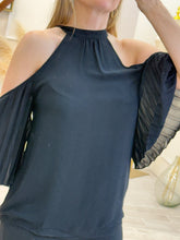 Cargar imagen en el visor de la galería, ÓNIX – Blusa negra halter plisada