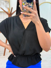 Cargar imagen en el visor de la galería, ALEXANDRA - Blusa negra manga corta