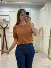 Cargar imagen en el visor de la galería, SORAYA - Blusa terracota manga corta.