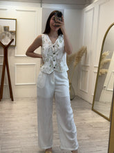 Cargar imagen en el visor de la galería, BLOSSOM - Set chaleco y pantalón blanco