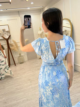 Cargar imagen en el visor de la galería, GALATEA – Maxi vestido azul cielo floral con smock