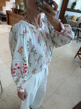 Cargar imagen en el visor de la galería, SASKIA - Blusa blanca estampado botanico
