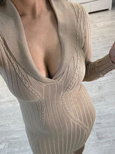 Cargar imagen en el visor de la galería, TERPSÍCORE – Vestido midi tejido camel escote en V