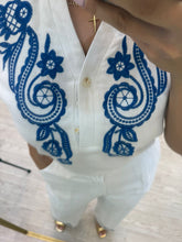 Cargar imagen en el visor de la galería, FAYE - Set pantalón y blusa blanco con detalle azul
