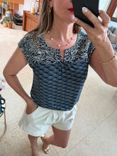 Cargar imagen en el visor de la galería, SABRINA - Blusa azul oscuro estampada