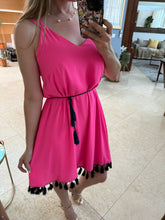 Cargar imagen en el visor de la galería, BLANDINE - Vestido corto fucsia detalles negros