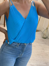 Cargar imagen en el visor de la galería, SOFIA – Blusa azul cielo plisada cruzada