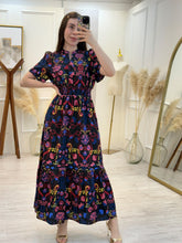 Cargar imagen en el visor de la galería, HÉCATE – Maxi vestido negro con flores rosa y azul