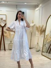 Cargar imagen en el visor de la galería, LUNA – Maxi vestido blanco con olanes y cuello mao