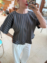 Cargar imagen en el visor de la galería, CELSA - Blusa gris oscuro rayas