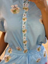 Cargar imagen en el visor de la galería, AMITY - Set blusa y short azul con flores