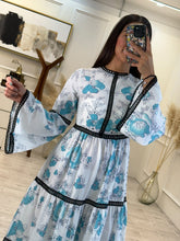 Cargar imagen en el visor de la galería, PRIMAVERA - Maxi vestido blanco estampado azul detalles negros
