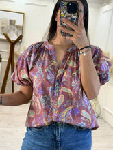 Cargar imagen en el visor de la galería, VENILIA – Blusa terracota paisley con manga globo