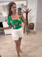 Cargar imagen en el visor de la galería, HWASA - Blusa verde estampado floral