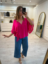 Cargar imagen en el visor de la galería, JOLENE - Blusa magenta