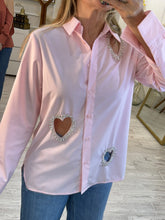 Cargar imagen en el visor de la galería, GINA - Camisa rosa claro corazones