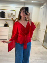 Cargar imagen en el visor de la galería, CHRISTINA - Blusa roja manga larga