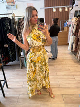 Cargar imagen en el visor de la galería, MERIDA - Maxi vestido amarillo estampado