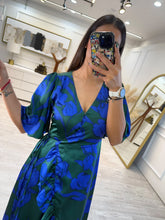 Cargar imagen en el visor de la galería, EURÍDICE – Maxi vestido verde con flores azules cruzado