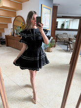 Cargar imagen en el visor de la galería, KIM - Vestido corto negro con detalles blancos