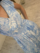Cargar imagen en el visor de la galería, GALATEA – Maxi vestido azul cielo floral con smock