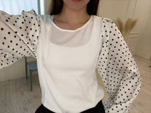 Cargar imagen en el visor de la galería, CIDIPE – Blusa blanca texturizada con mangas de lunares
