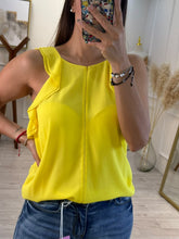 Cargar imagen en el visor de la galería, ANFITRITE – Blusa amarilla sin mangas con olanes