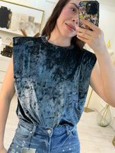 Cargar imagen en el visor de la galería, INES - Blusa humo sin mangas