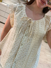 Cargar imagen en el visor de la galería, BLANDINE - Blusa avena estampada